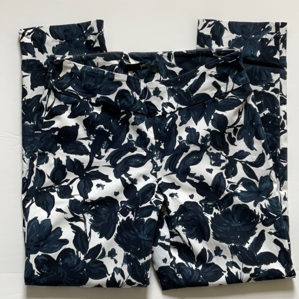 UP! Blue White Floral Pedal Pushers Size 10